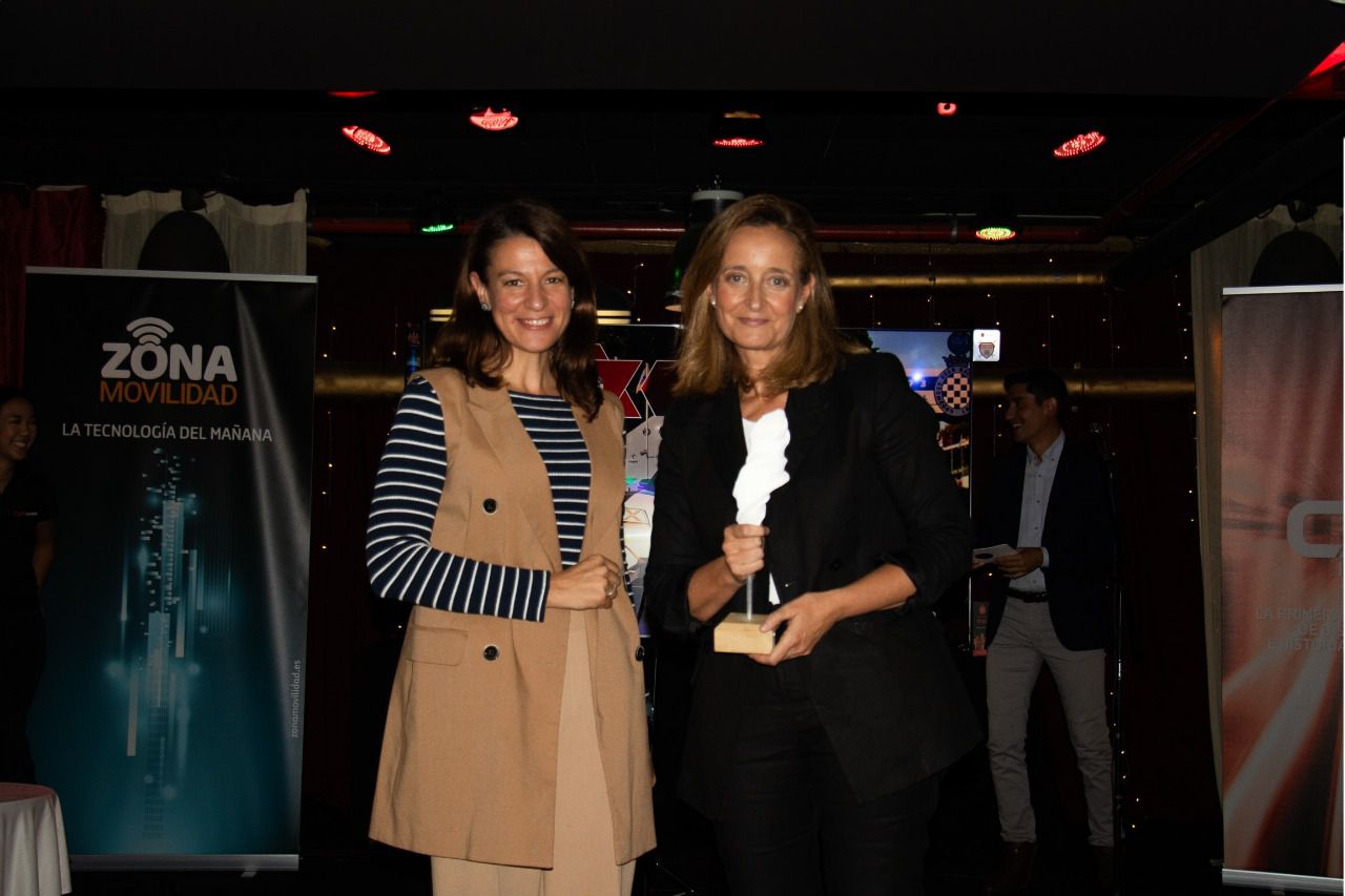 De izquierda a derecha, Doña Marta Nieto, Directora General de Comercio, Consumo y Servicios de la Comunidad de Madrid y Mercedes García, directora de comunicación del Grupo Renault en Iberia (Autor: Daniel Quesada)